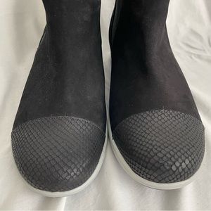 Walking Cradles Osmond Bootie Comfort Shoe Black Suede Embossed Snakeskin Wide